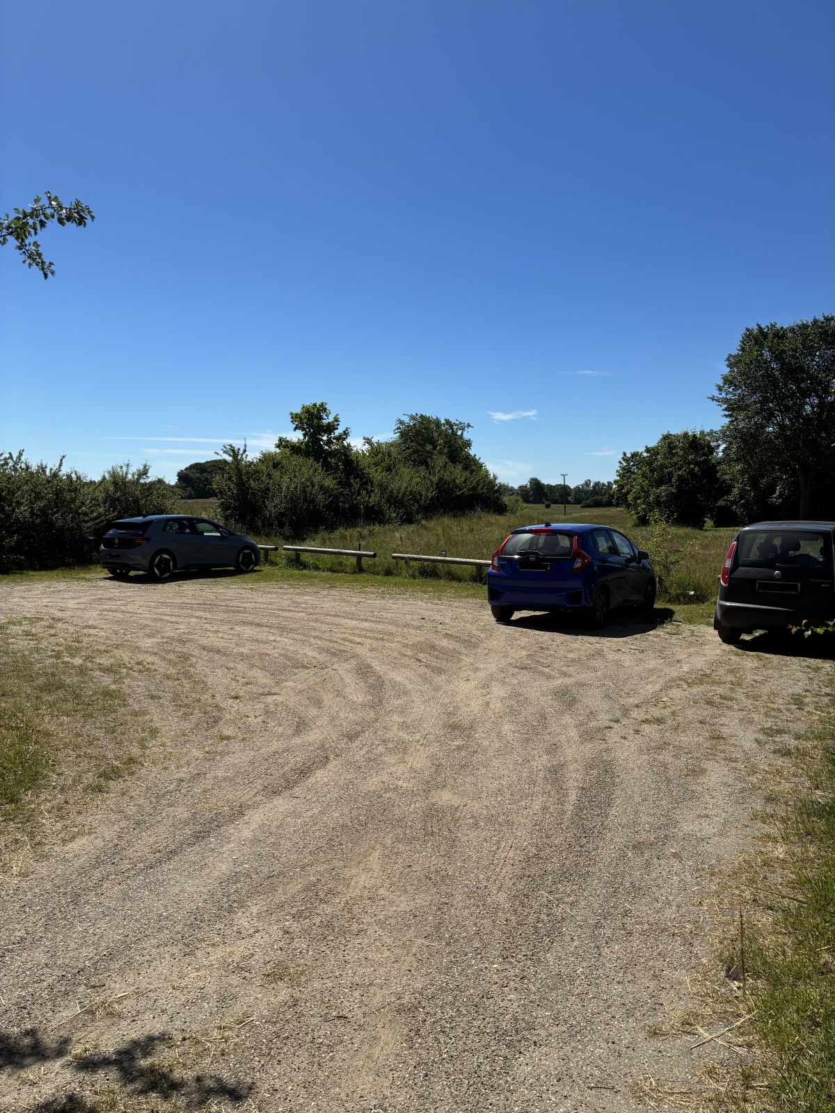 Grusbelagt p-plads ved vejen