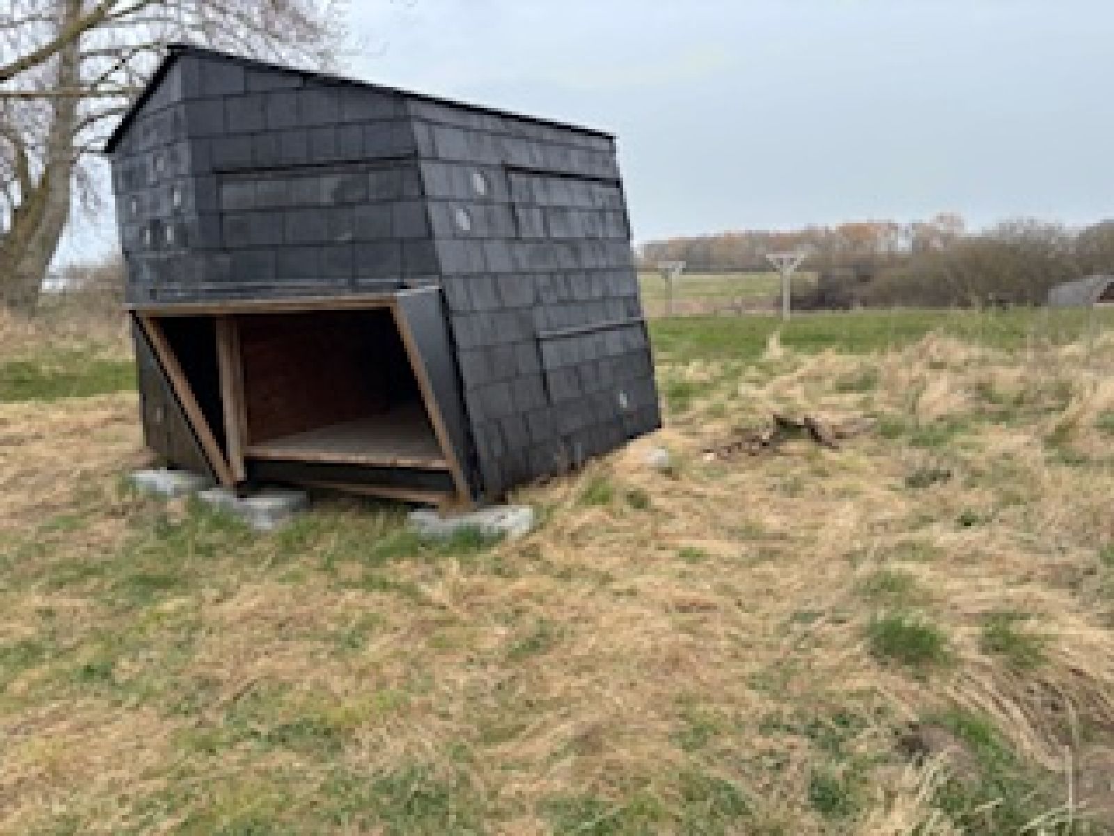 Shelter med teltplads bagved