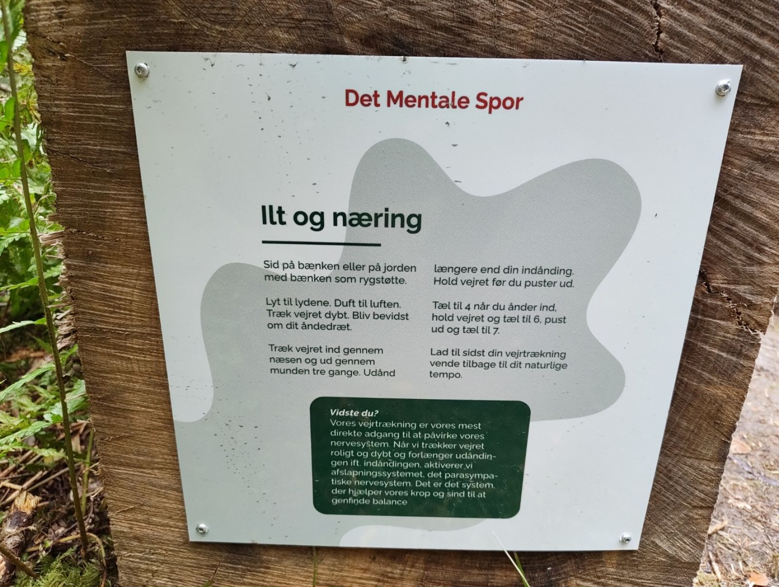 Skilt på bænk.