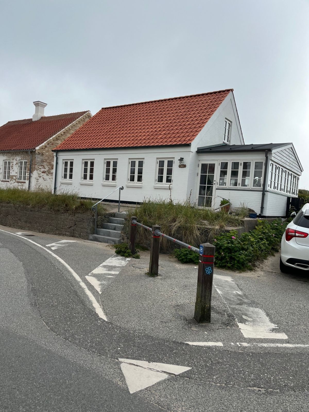 Fra startstedet vil man gå på asfalt i Lønstrup by.