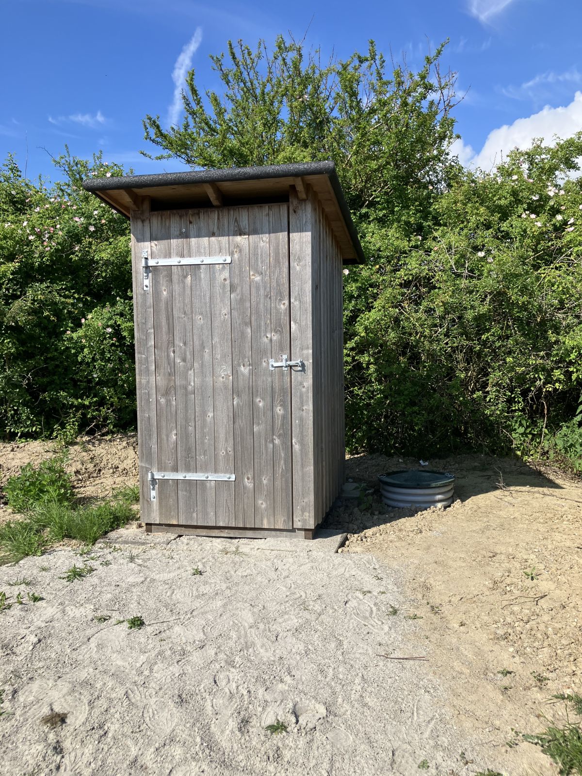 Primitivt toilet med tank