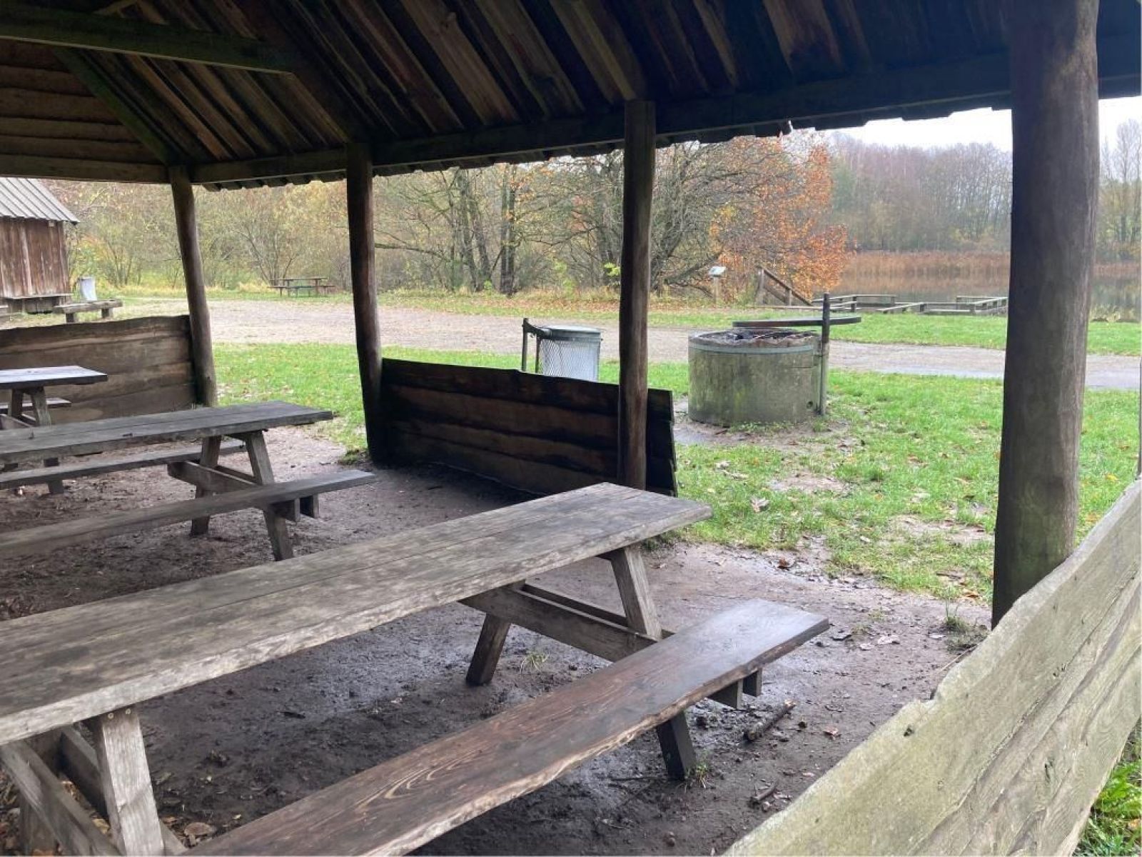 Parkering på P-pladsen ved Trunderupvej. Herfra er der ca. 150 m ad skrånende asfaltvej til madpakkehuset.