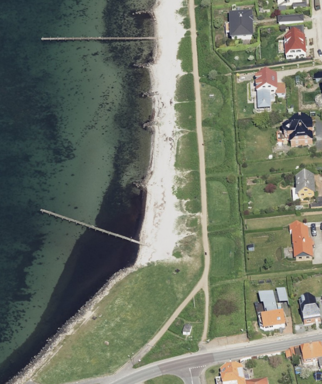 Der er ca. 10 m sandstrand ud til badebroen.