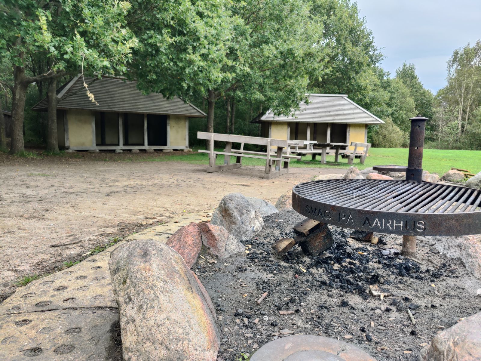 Der er to tilhørende bålpladser