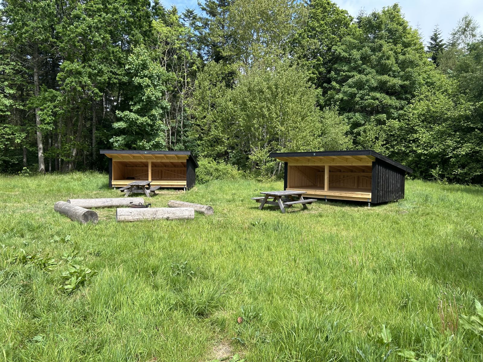 shelterplads med to sheltere, bålsted og bordbænkesæt