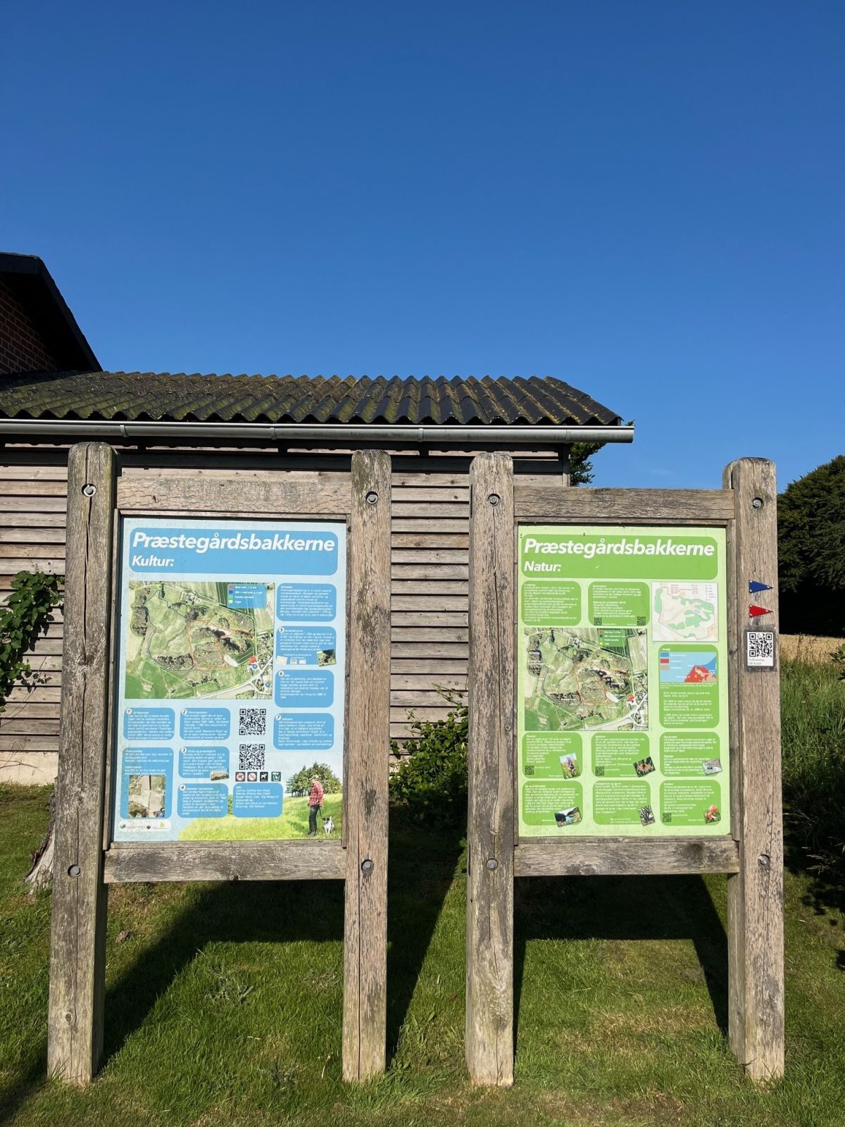 Informationstavler for rød og blå rute. 