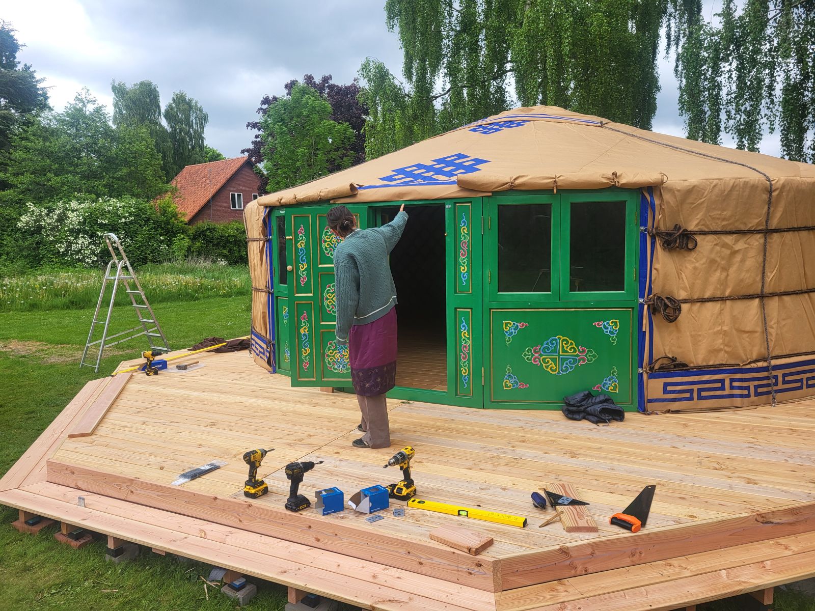 Billede af jurten, da den netop er blevet færdig