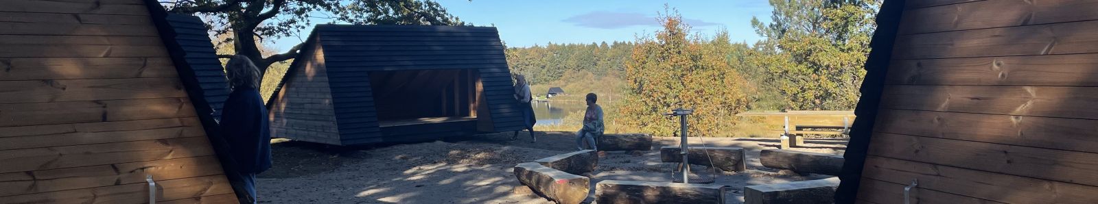 Foto af shelters på tvis Mølle Naturlaboratorie