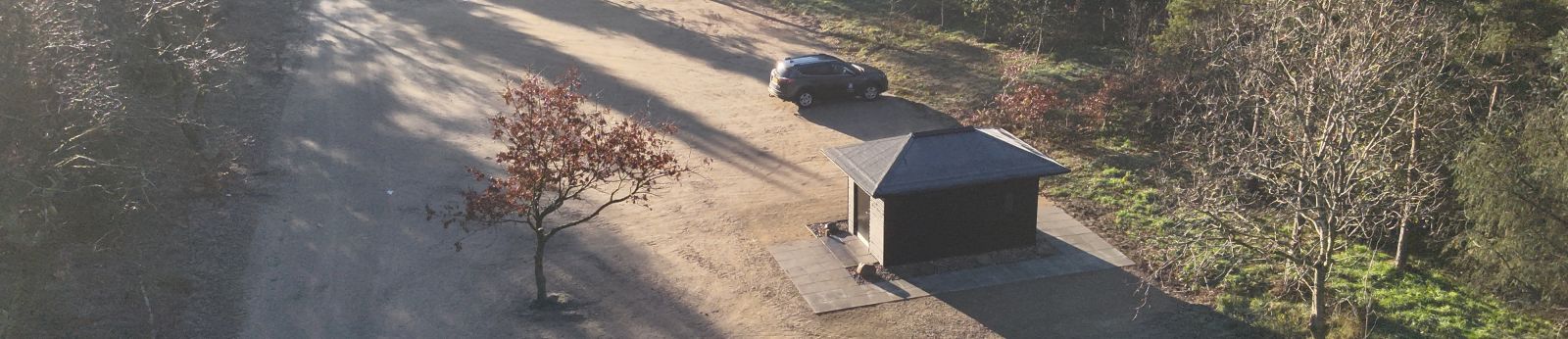 Foto af parkeringsplads ved Sundhedslaboratoriet