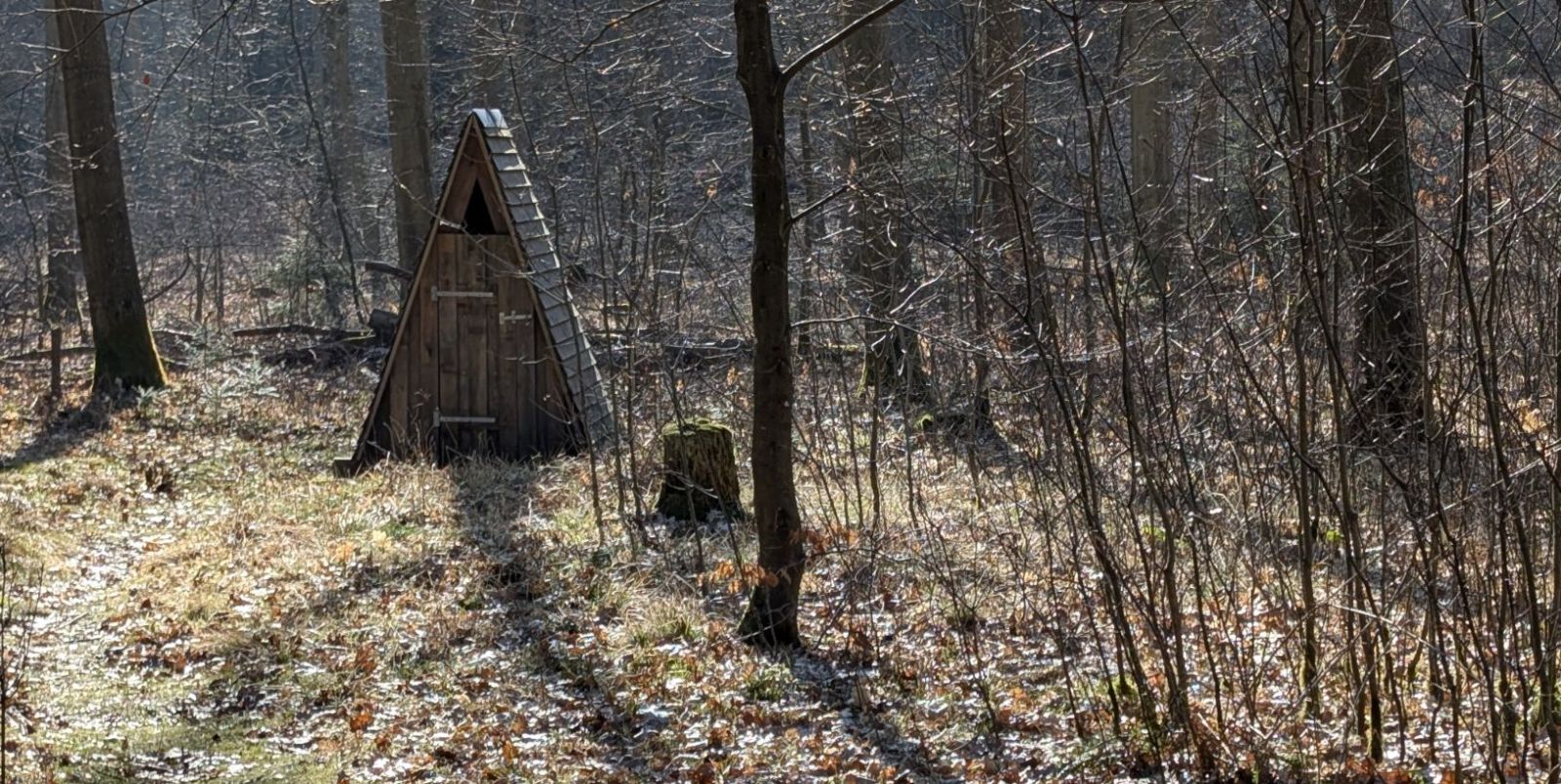 Muldtoilet sydøst for pladsen