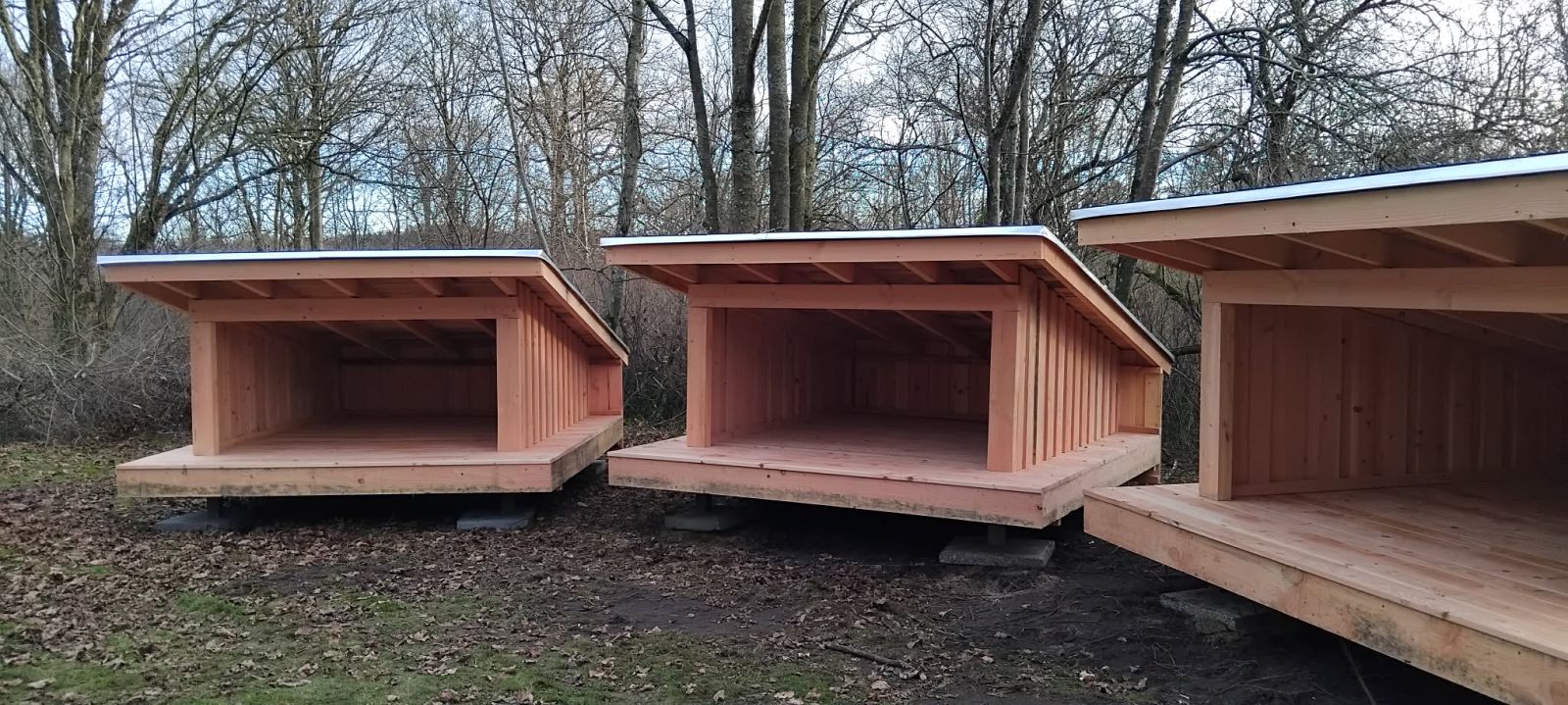 3 sheltere med plads til 5 personer i hver shelter. 