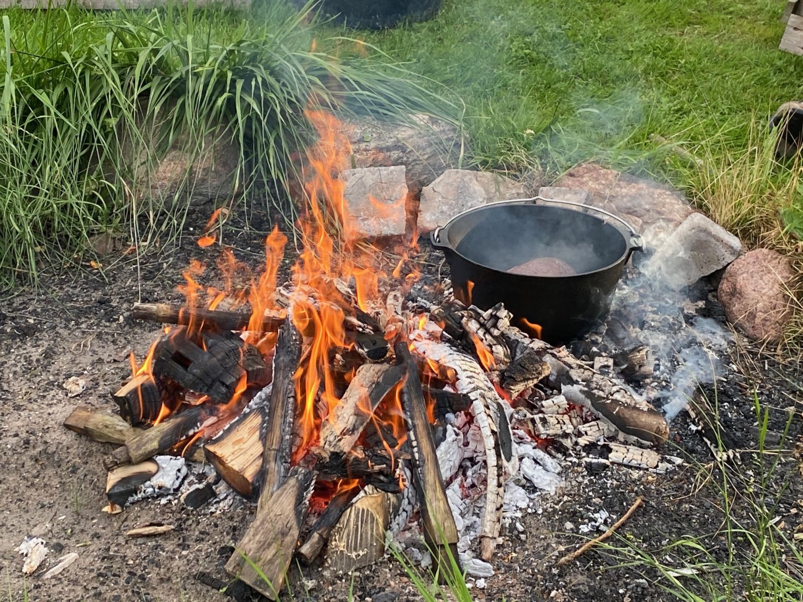 Bål med adgang til brænde
