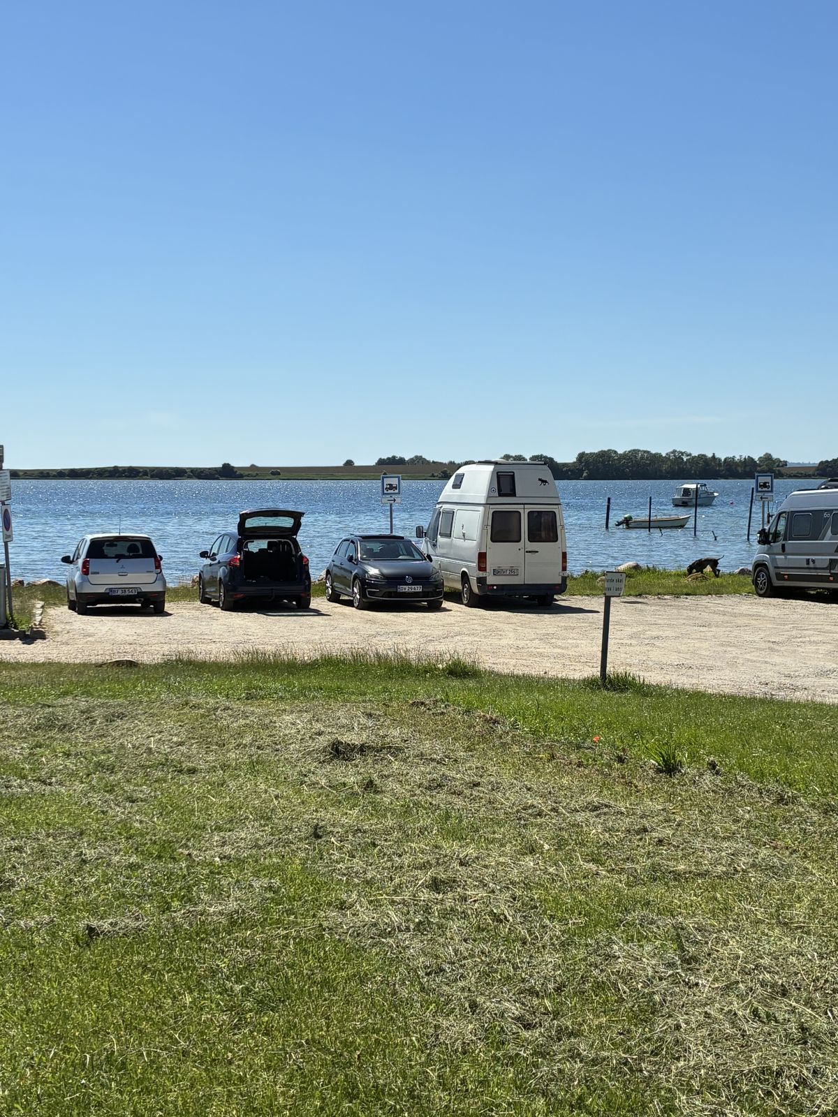 Parkeringsplads i grus foran strand
