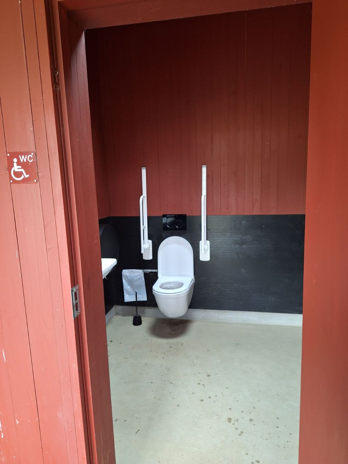 Handicaptoilettet er markeret med handicaptoilet skilt til venstre for toilettet. 