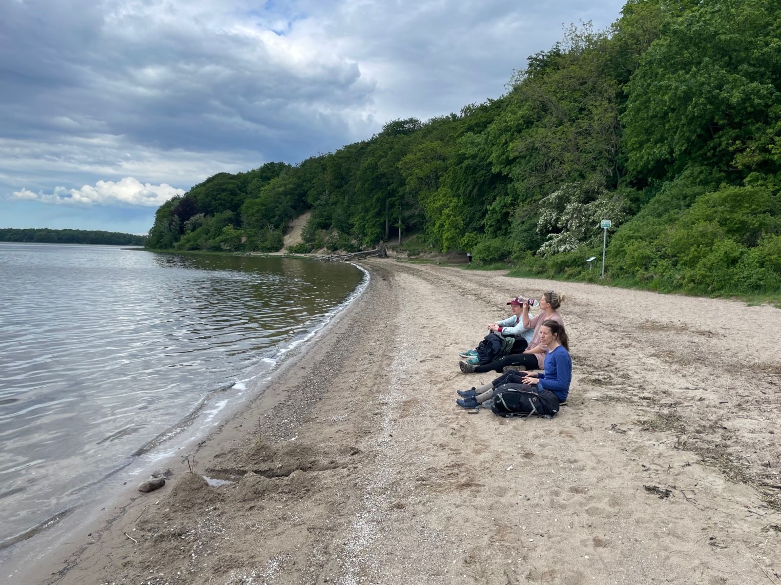 Vandrere tager et hvil ved Roskilde Fjord
