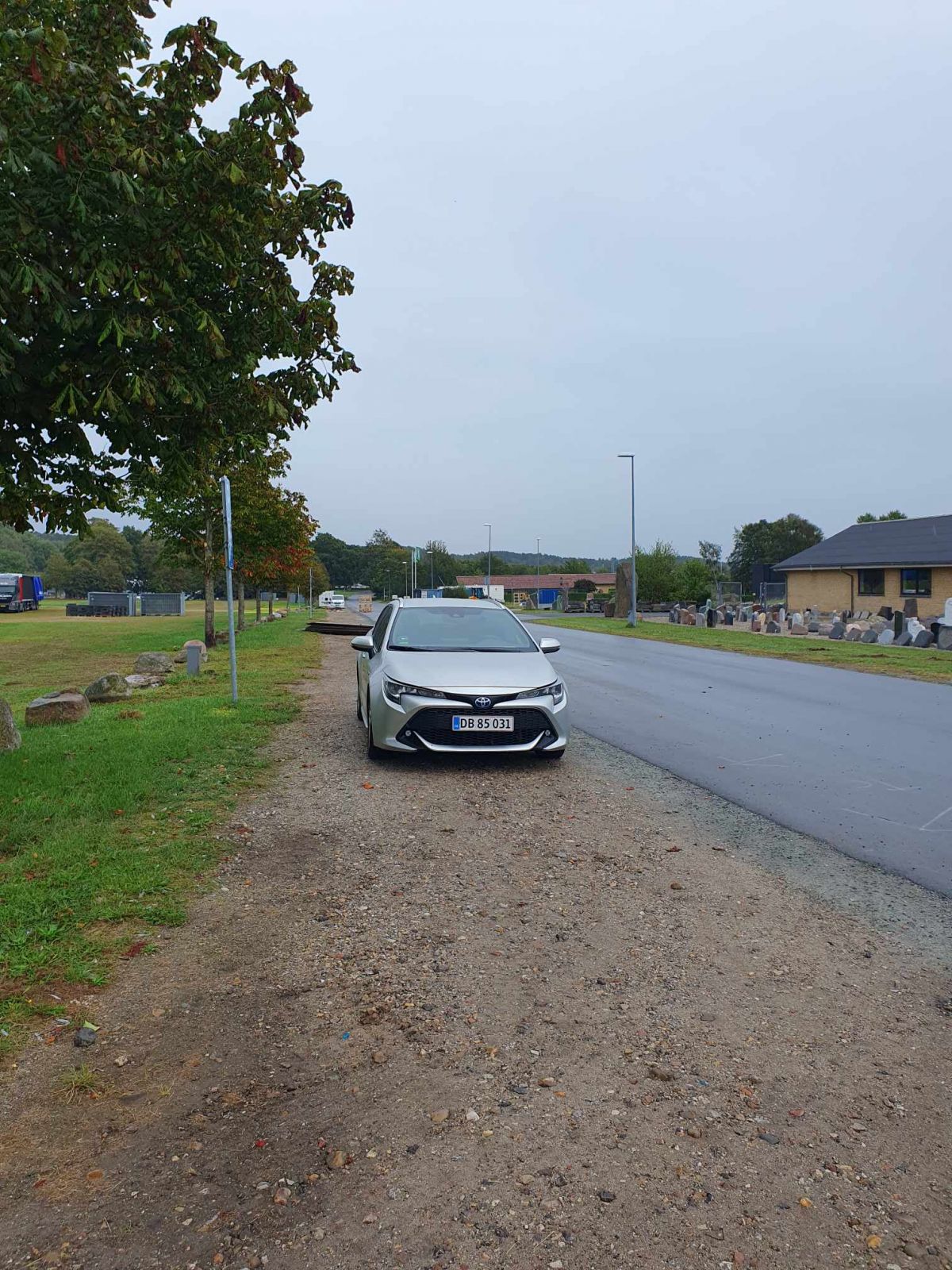 Parkeringspladsens belægning er grus