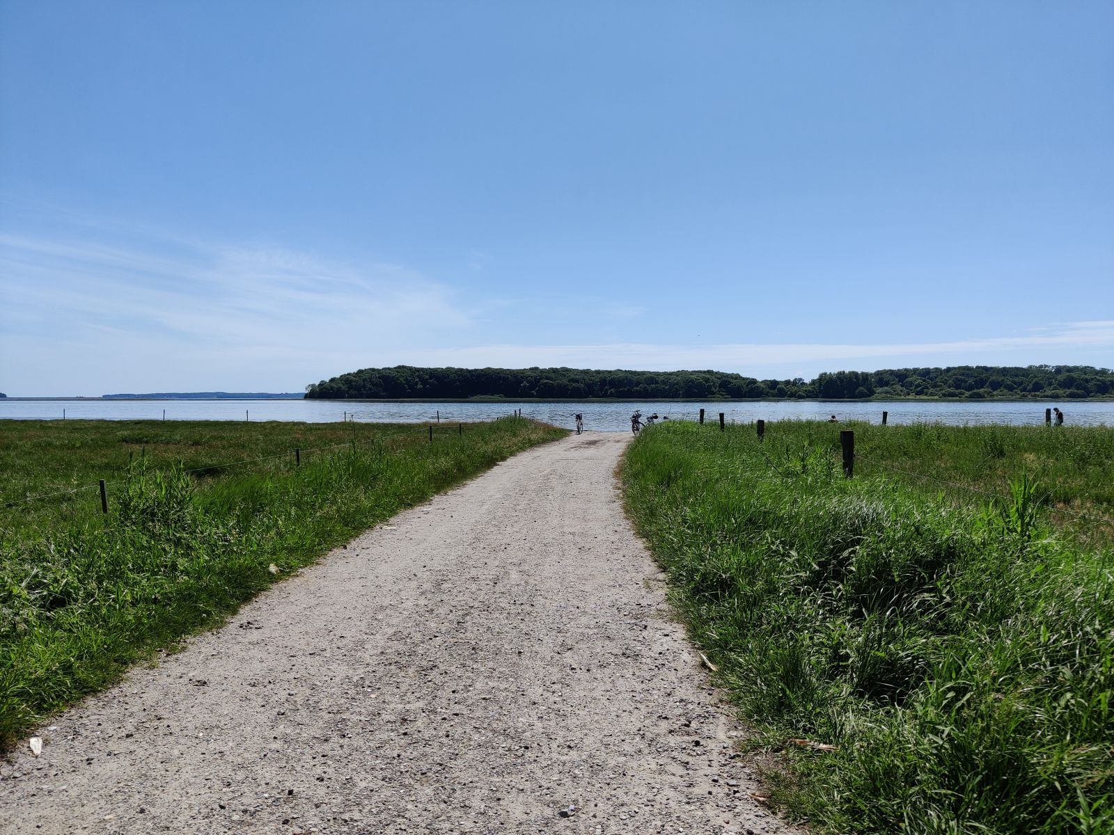 Grusvej, som giver adgang til stranden