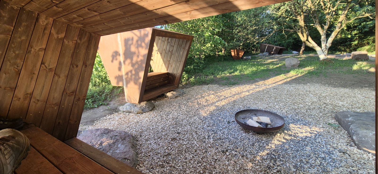 bålsted og bord/bænk foran shelteret