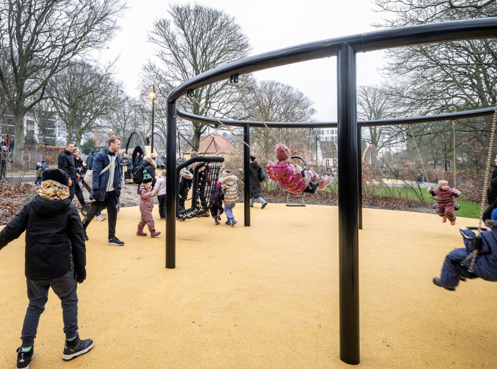 Børn der leger ved gyngerne i Lykkens Have