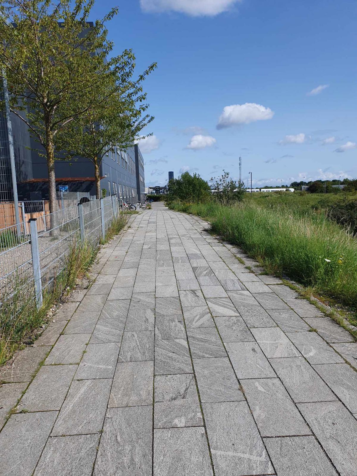 På ruten er der en passage med flisebelægning.