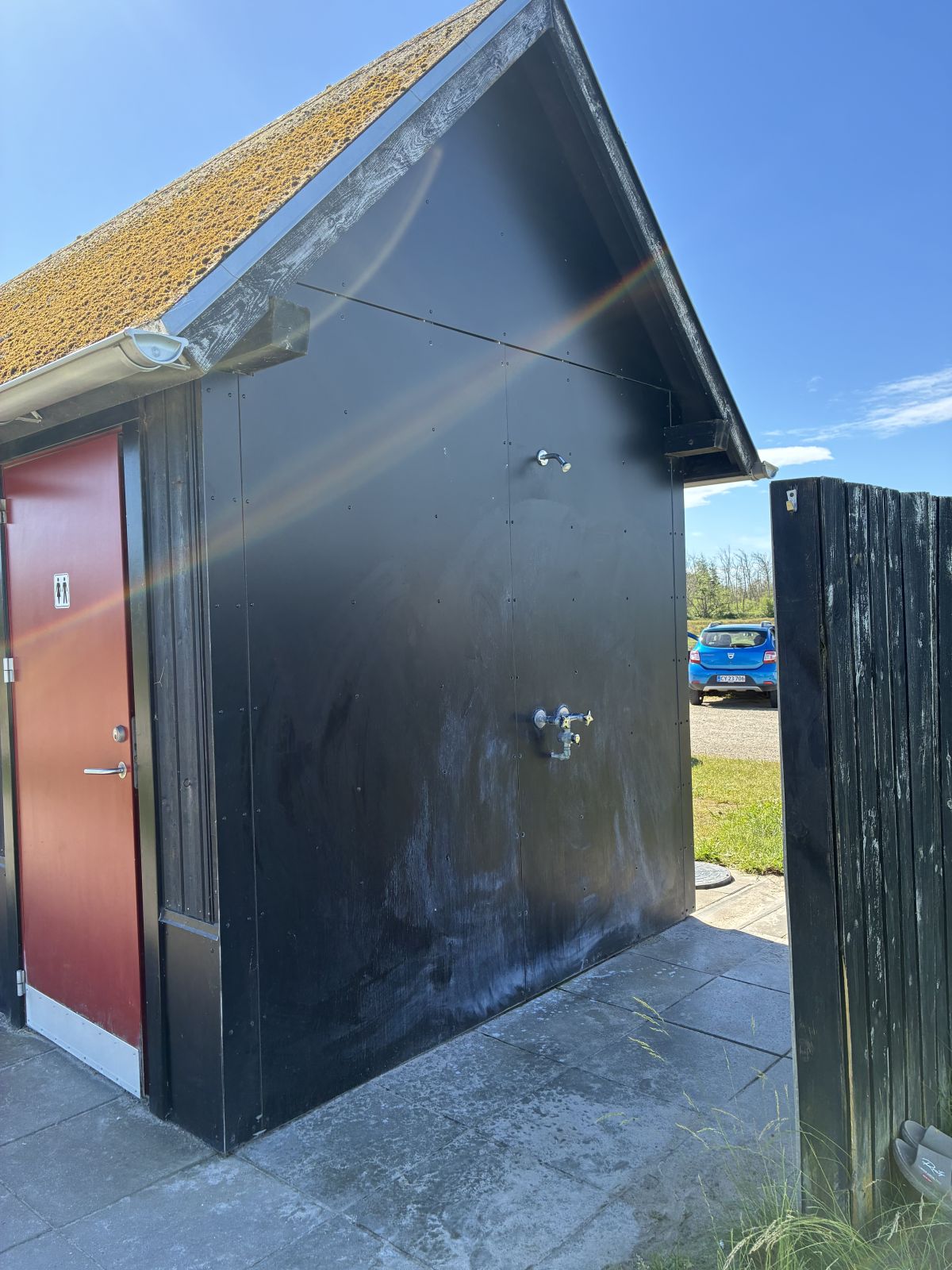 Udendørs bruser ved gavlen af toiletbygningen