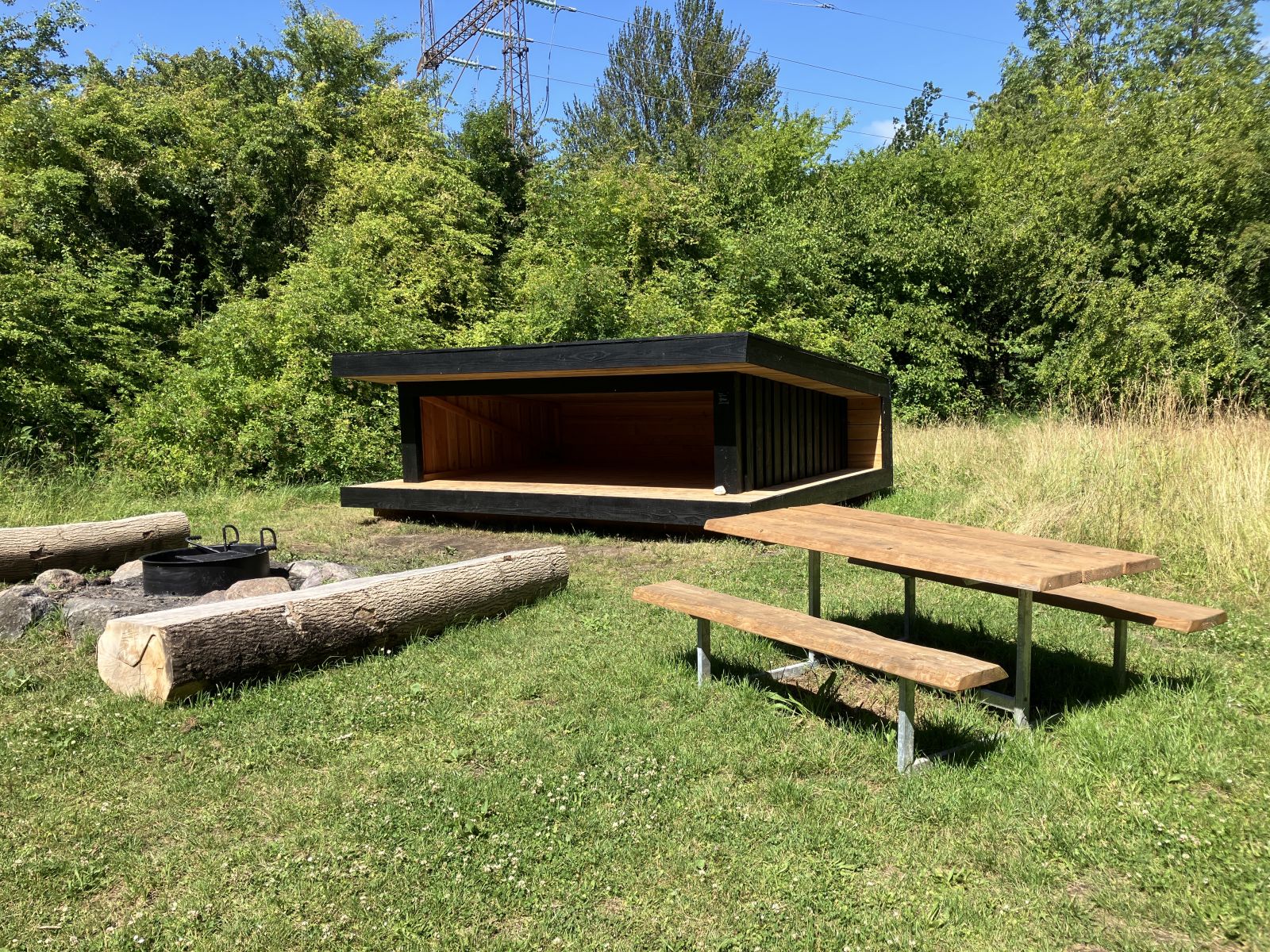 Shelter med grillsted og borde/bænke