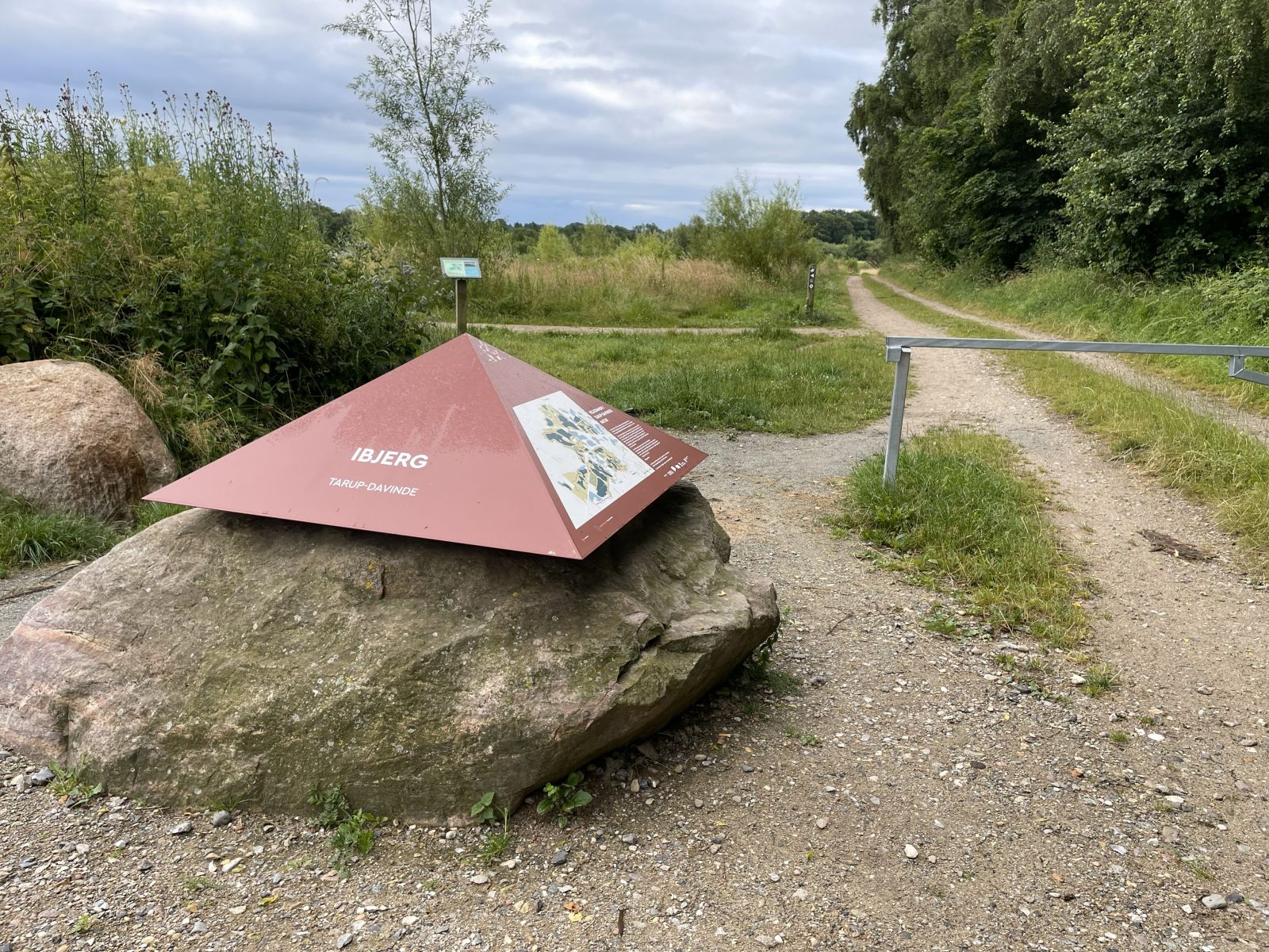 Formidlingspyramide på vej ind i området