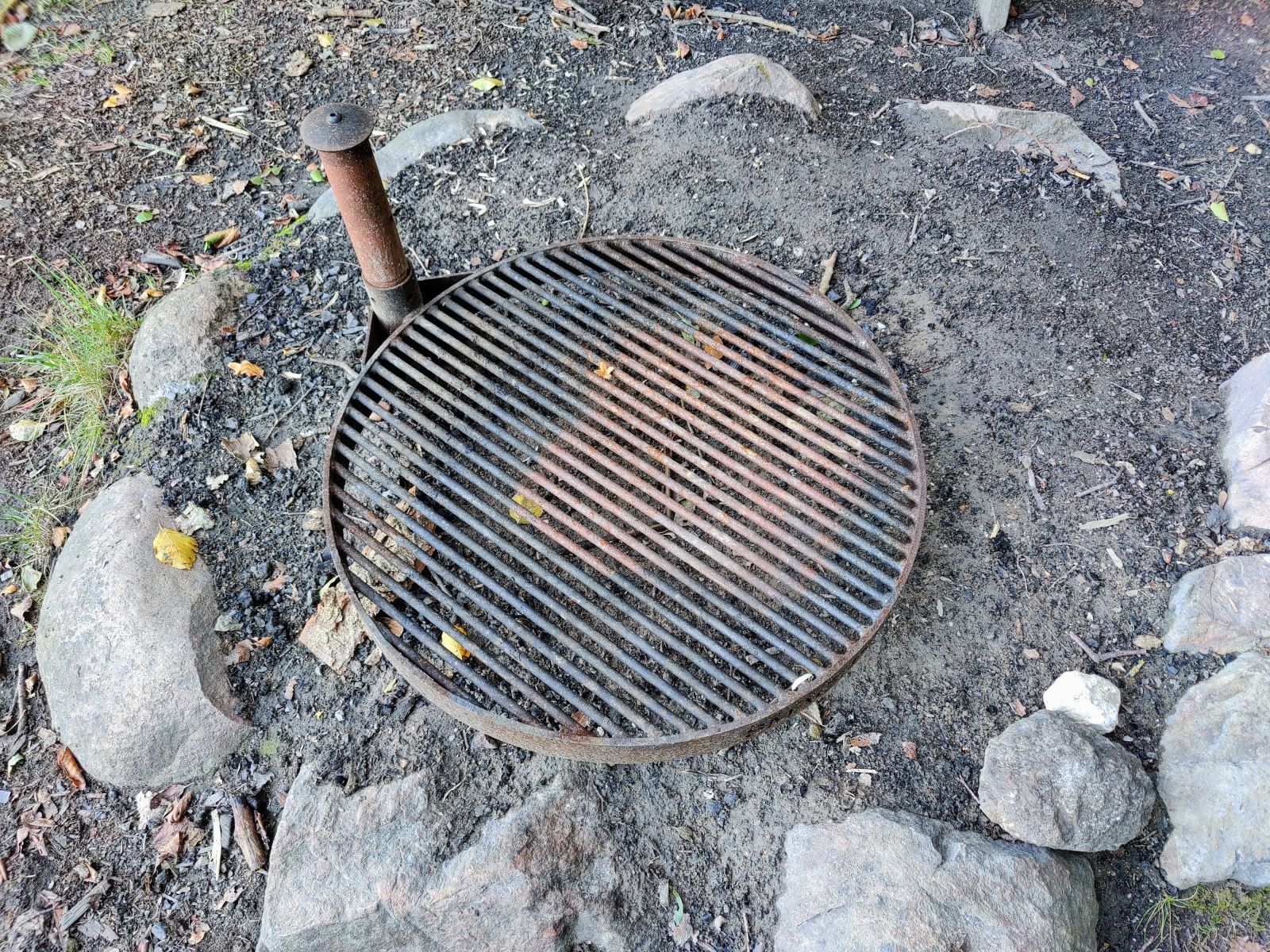 Bålplads med grillrist