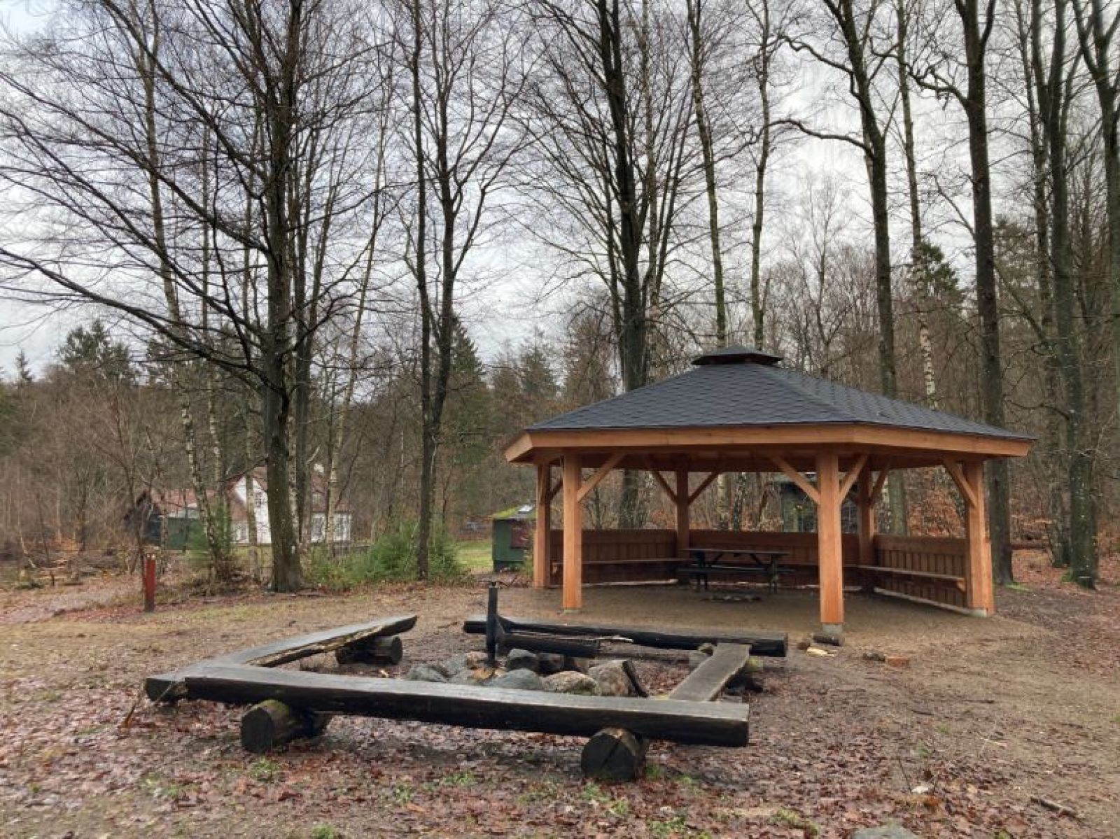 Madpakkehuset og bålhuset ligger ved siden af hinanden