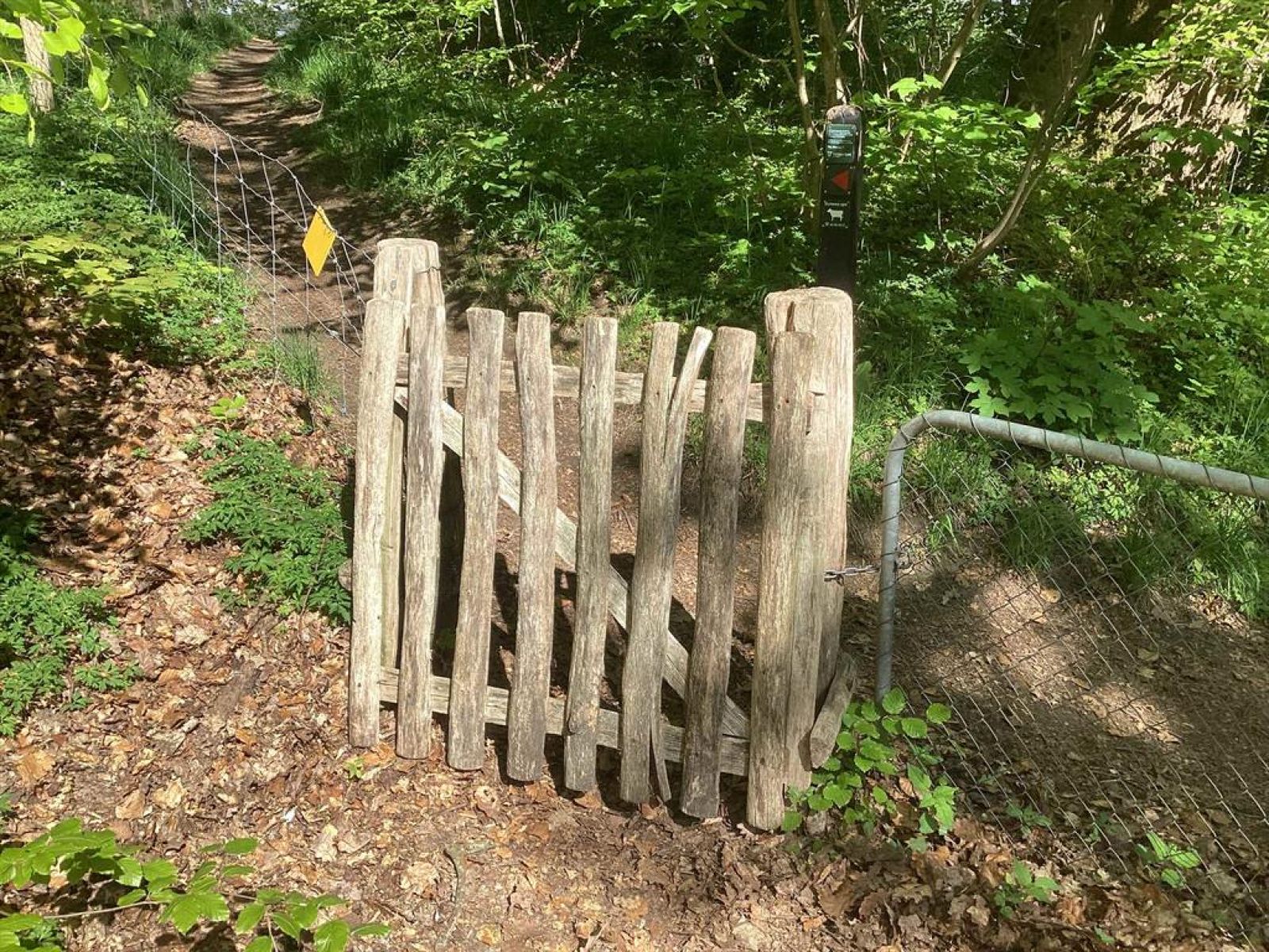 En klaplåge lavet af træ.