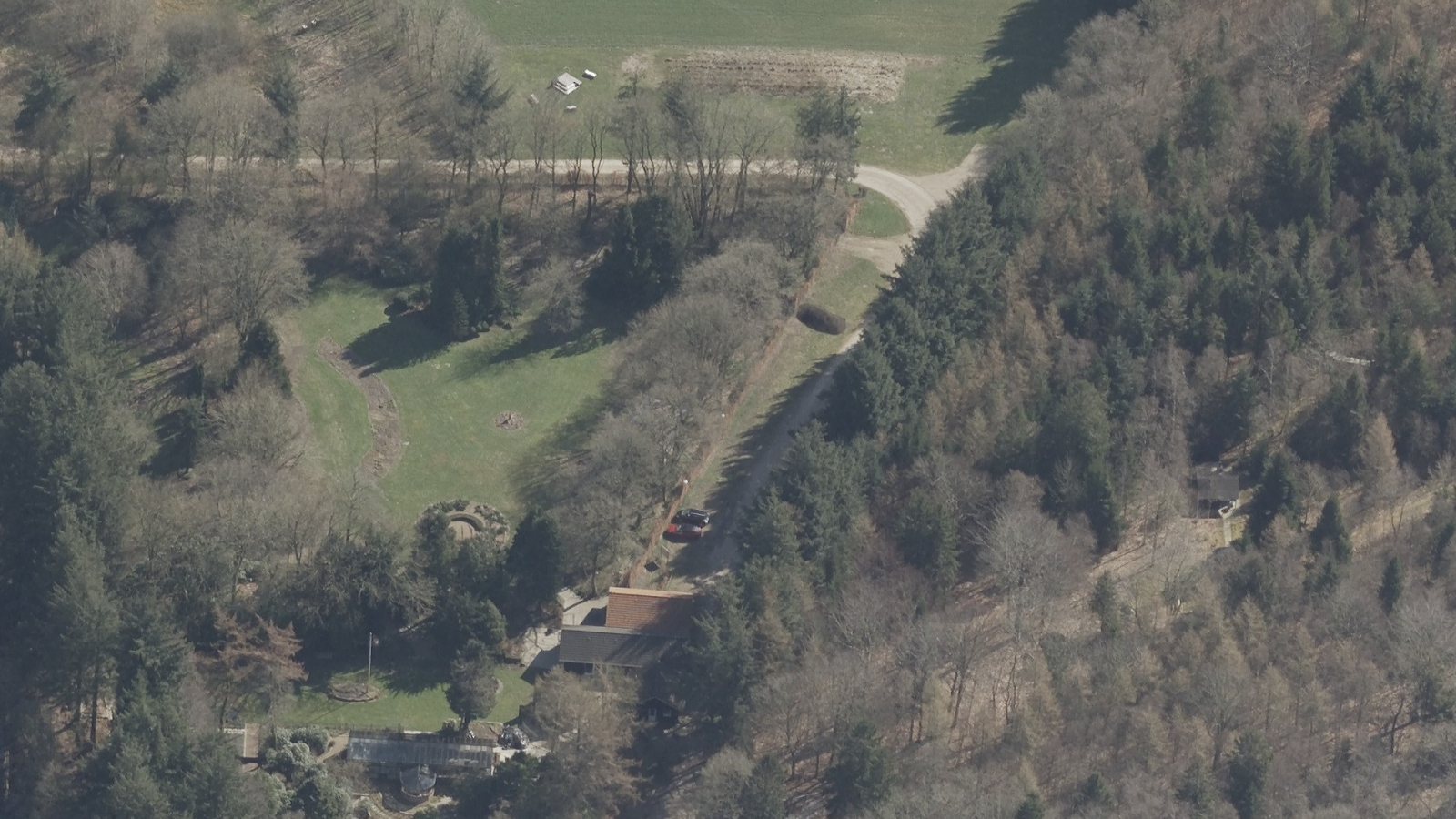 Luftfoto af parkeringsplads ved Tambours Have