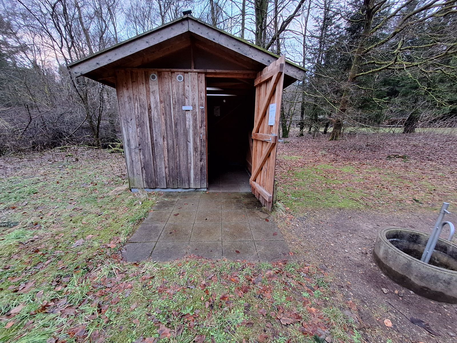 Efterårsbillede af multtoilettet med vandpost