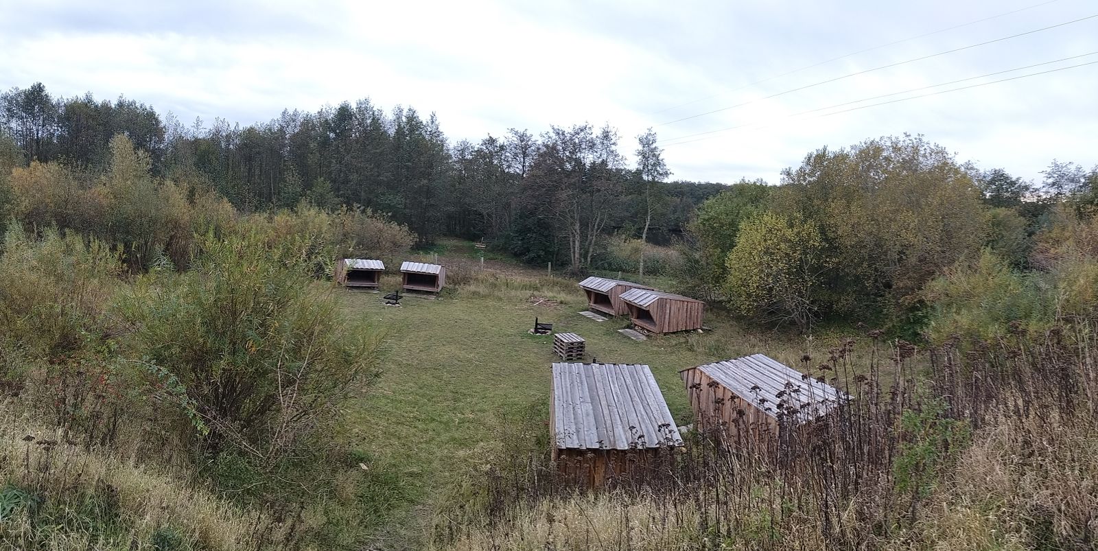 Billede over shelterpladsen med de 6 shelters