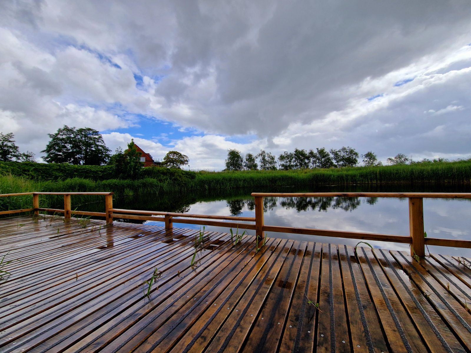 Fiskeplatform med skridsikker træbeklædning