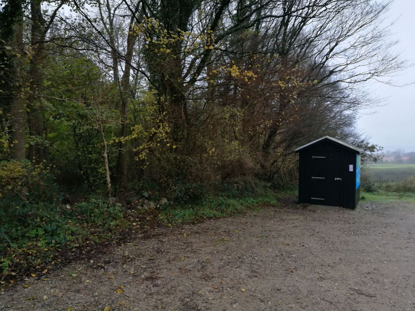 Multtoilet med bred dør på p-plads