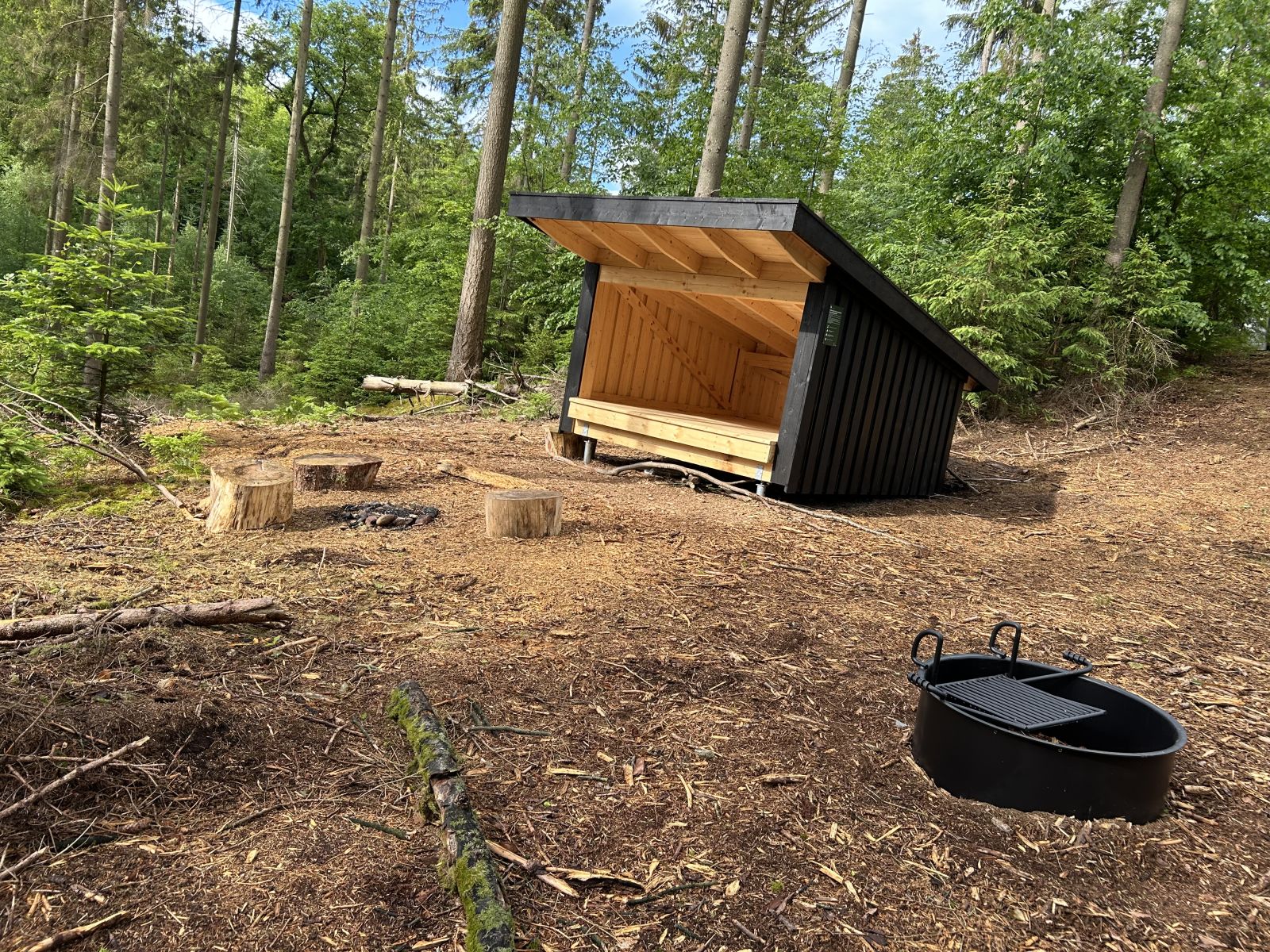 Lille shelter med bålsted
