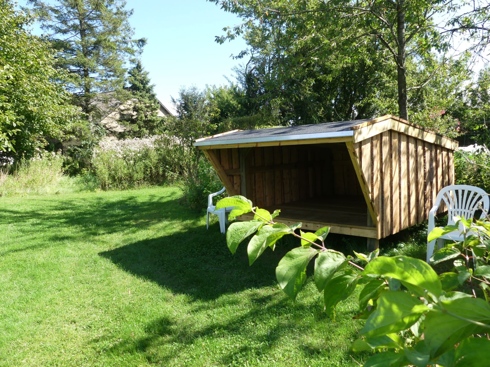 Billedet viser træ shelter i solskin