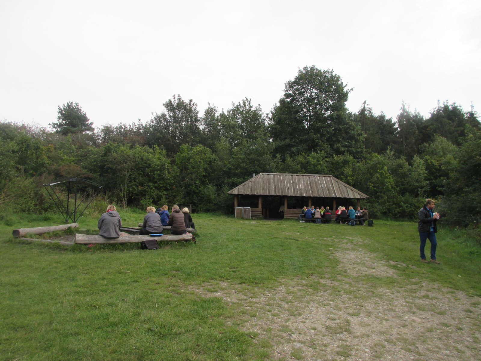 Bålhytte og bålsted med grillrist