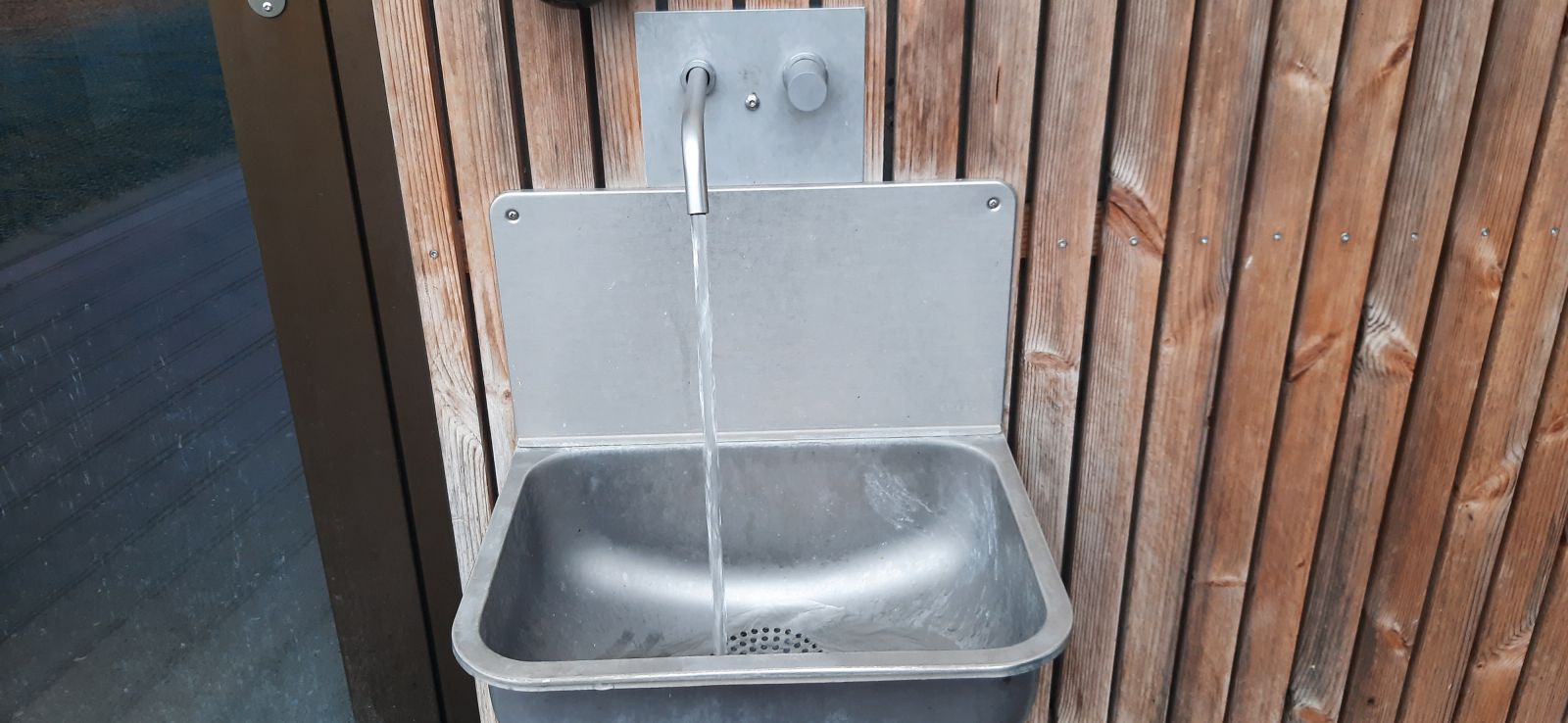 Vandpost med håndvask