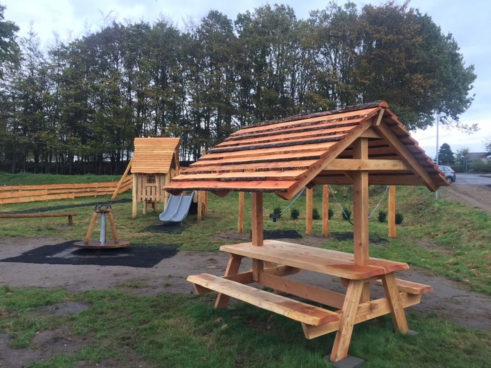 bord/bænke set ved naturlegepladsen i Hatting Parken, shelter in Denmark