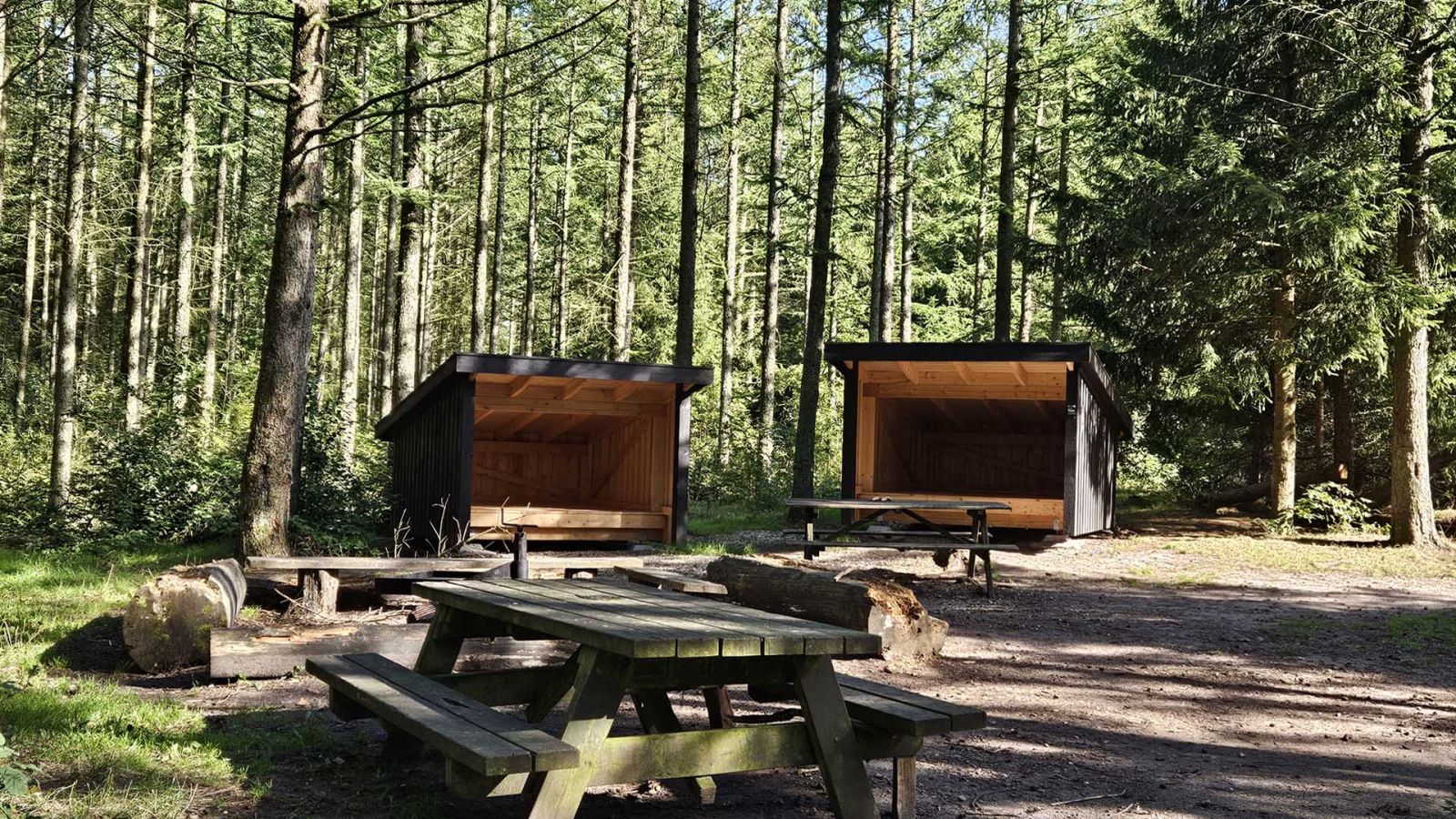 Bordebænkesæt foran de to shelters