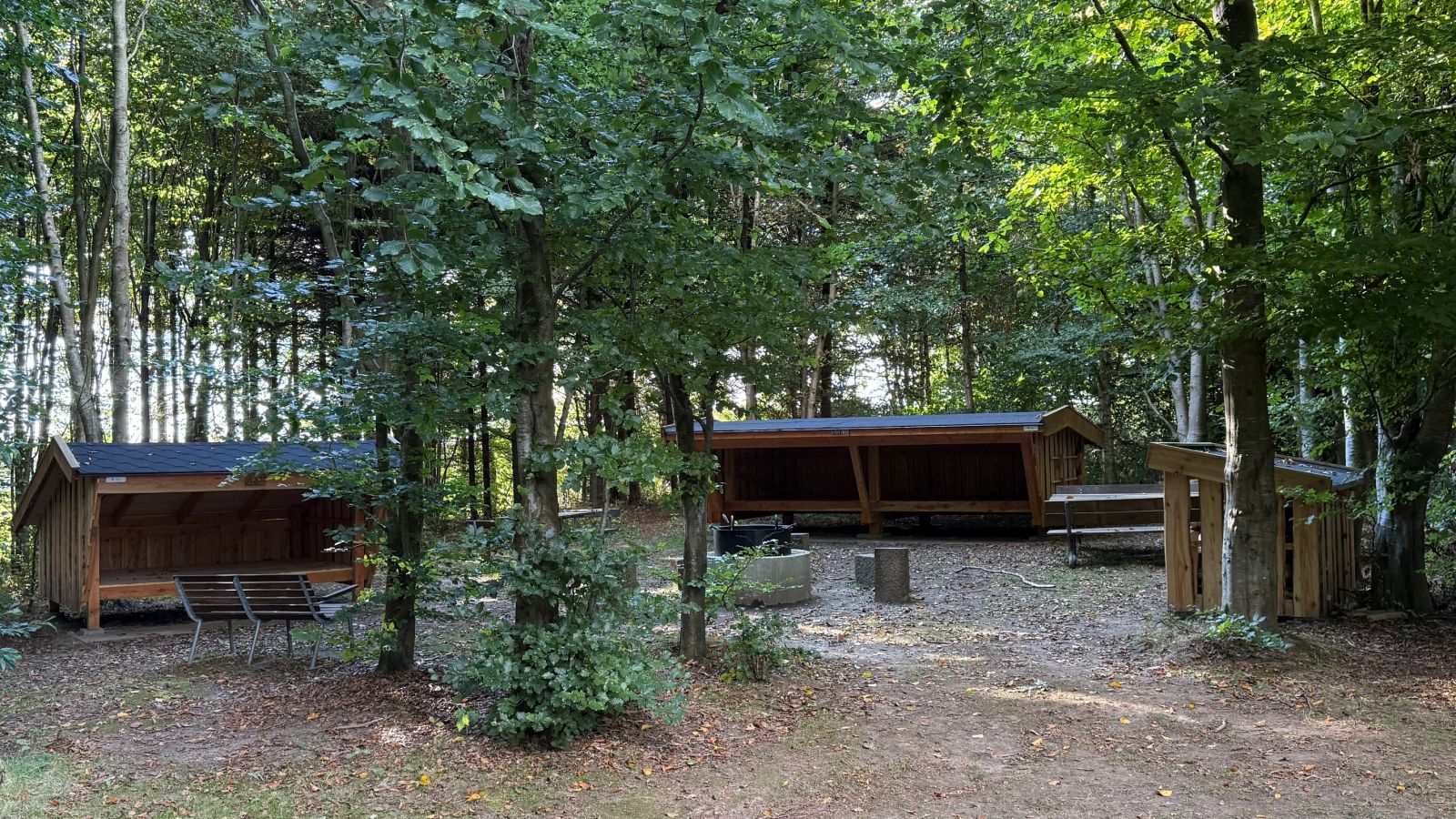 Shelterpladsen med de to shelters - den lille Ask til venstre og den store Birk til højre