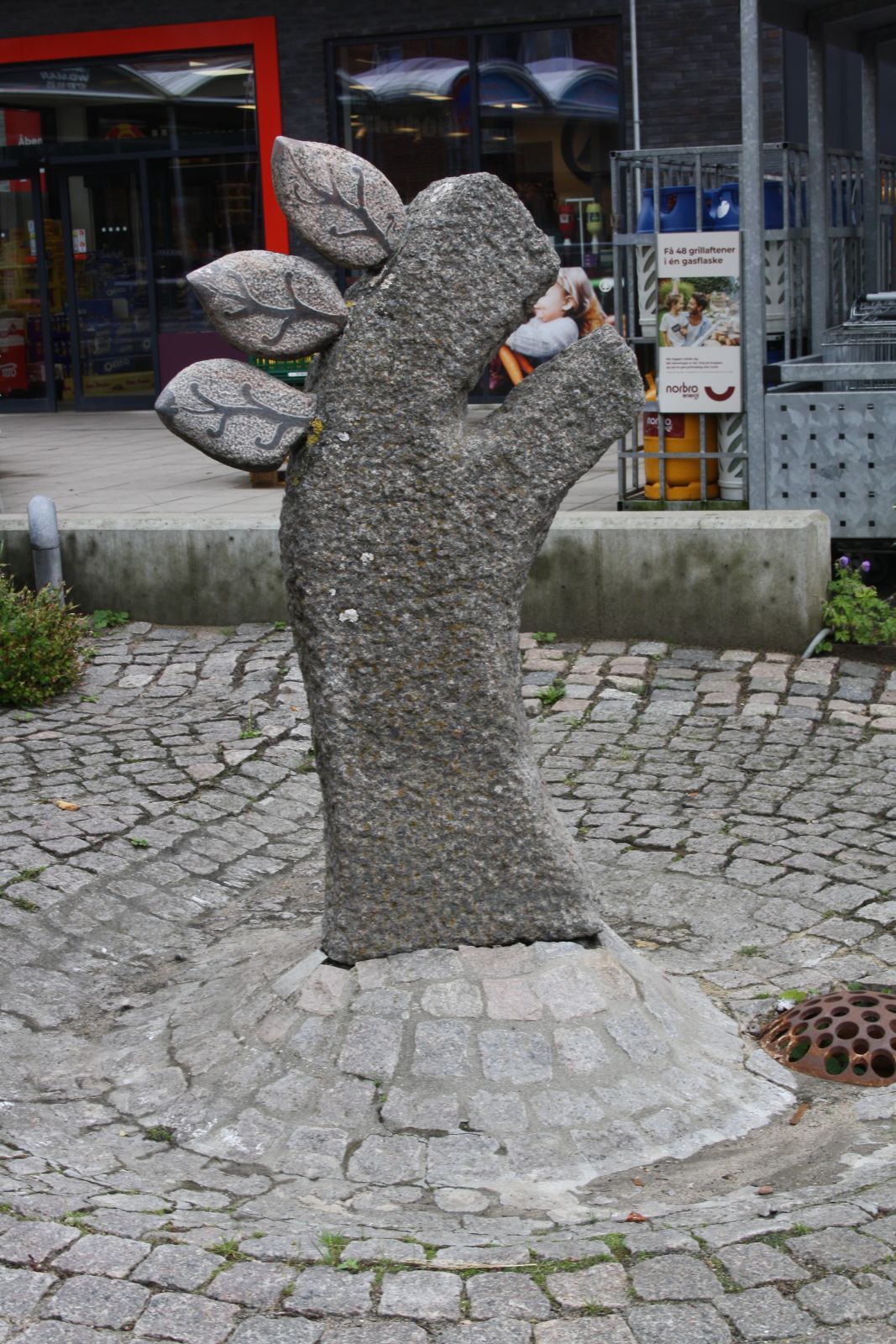 Den oprindelig skulptur var med glas blade, de kunne desværre ikke holde.