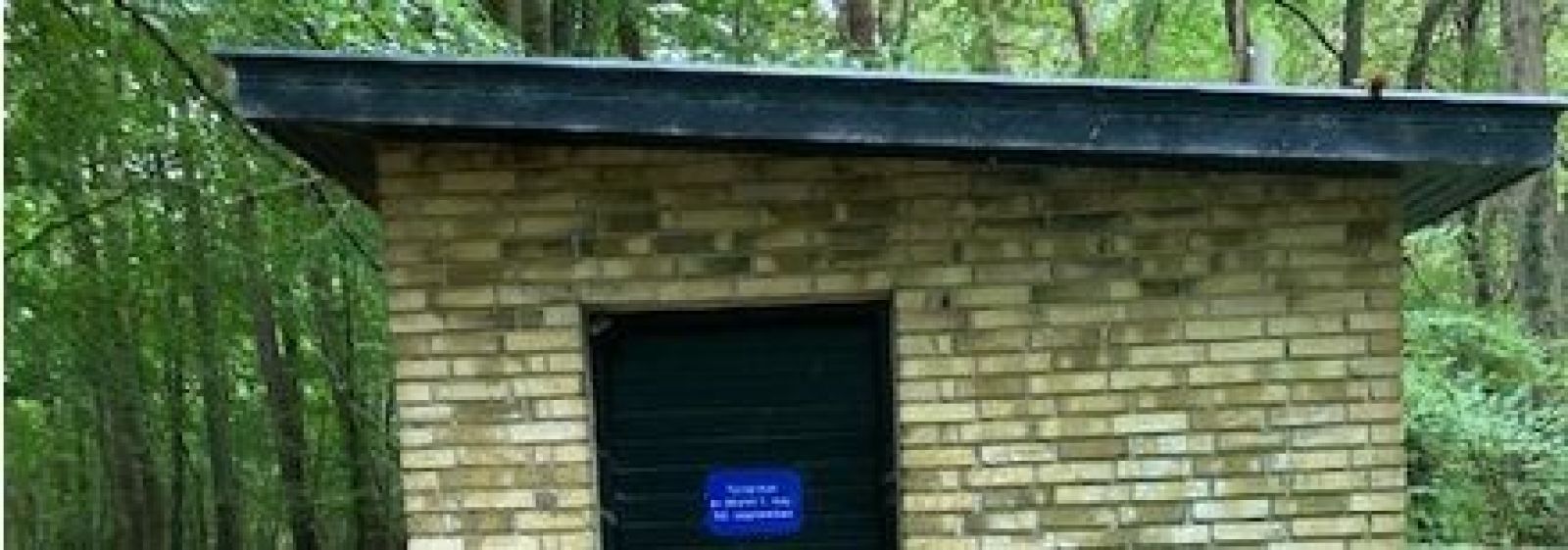 Toilettet ligger ved P-pladsen i skoven ca. 300 m fra stranden.