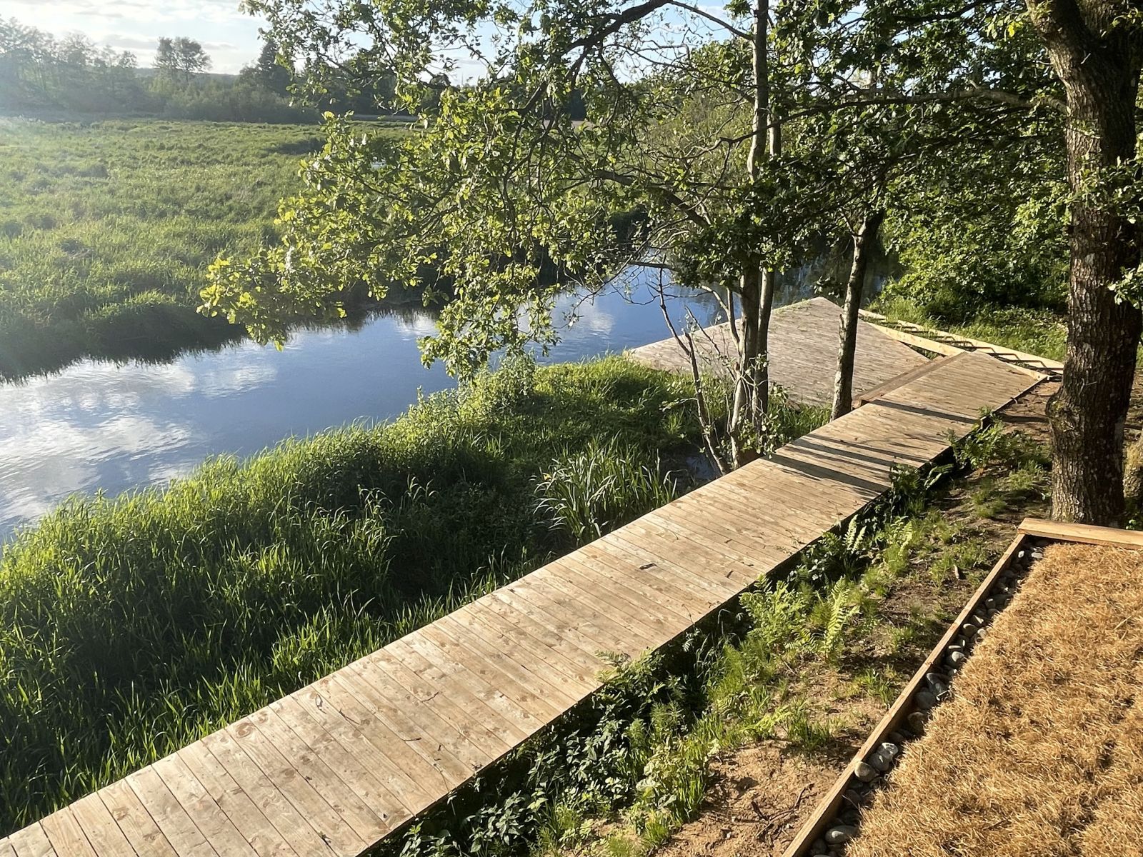 Spis din madpakke med tæerne i Gudenåen!