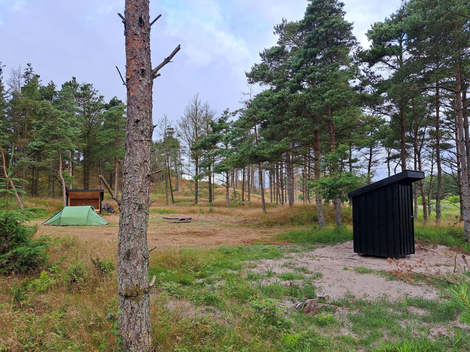 shelter, muldtoilet, drikkevand, bålsted og plads til telte