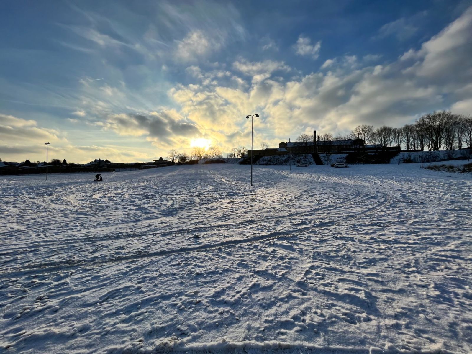 Billede af kælkebakken ved fængslet med sol og fængslet i baggrunden