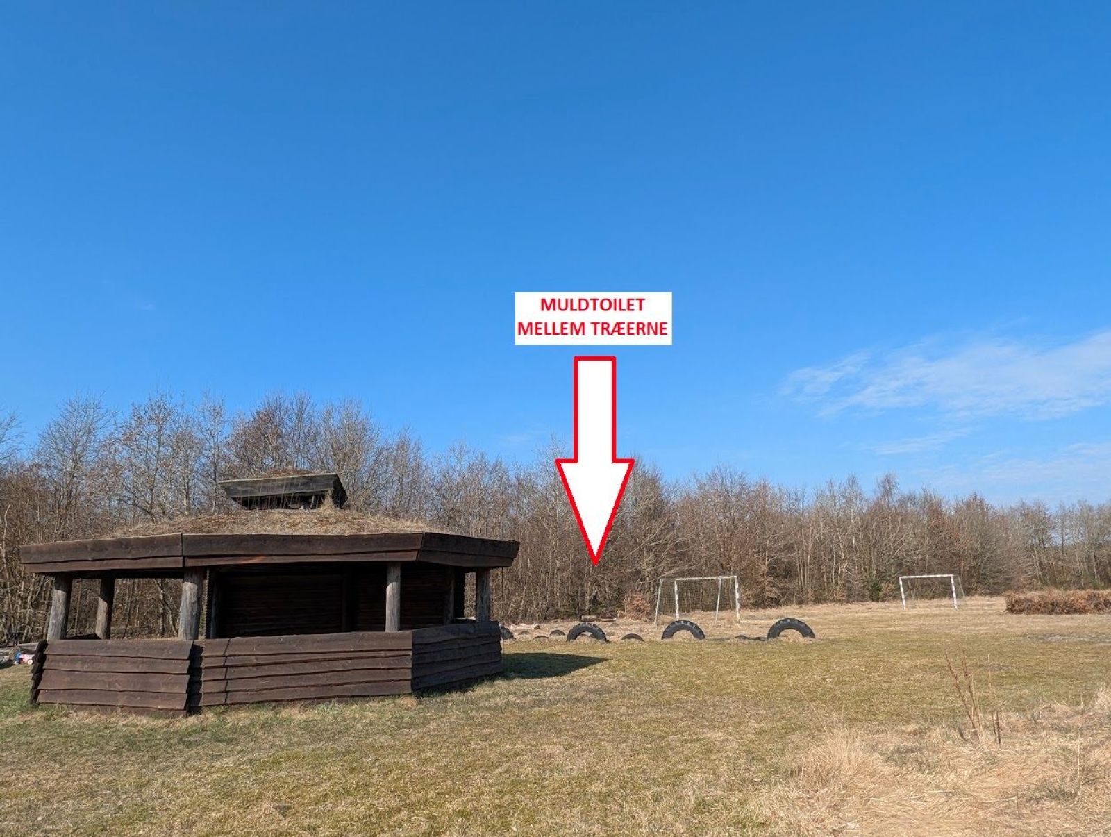 Pil markerer placering af toilettet