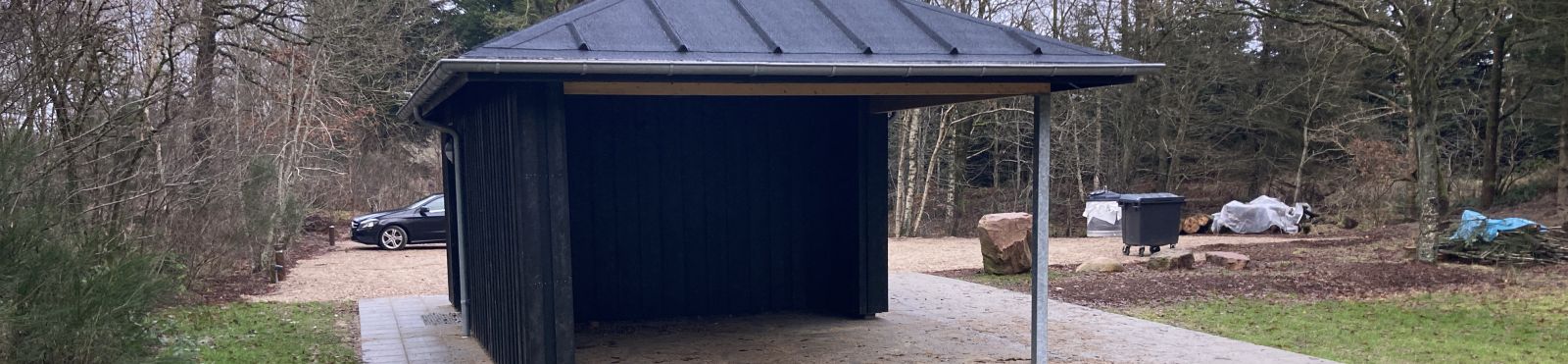 Foto af toilet og parkering ved shelterplads