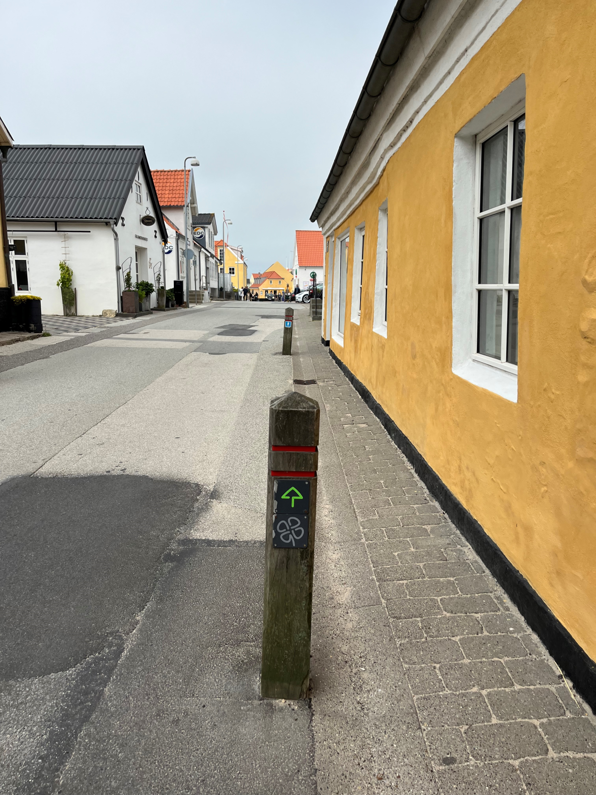 Gennem Lønstrup by hvor Grøn og Sort Kløversti går parallelt indtil man når slutpunktet for ruten.